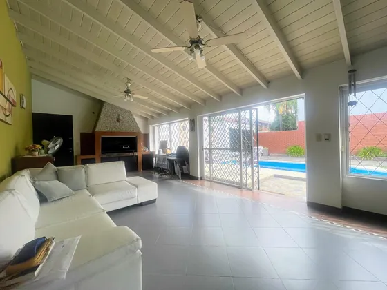Venta De Casa 5 Amb. En Ramos Mejia S/lote 400m² C/parque, Quincho Y Piscina