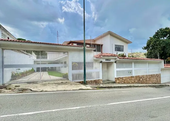En Venta Precio De Oportunidad, Casa De 2 Plantas, En Prados Del Este, Vista Al Avila Desde La Terraza, Calle Cerrada, Posee Anexo De 1 Hab. + 1b Y Jardín. Mac 