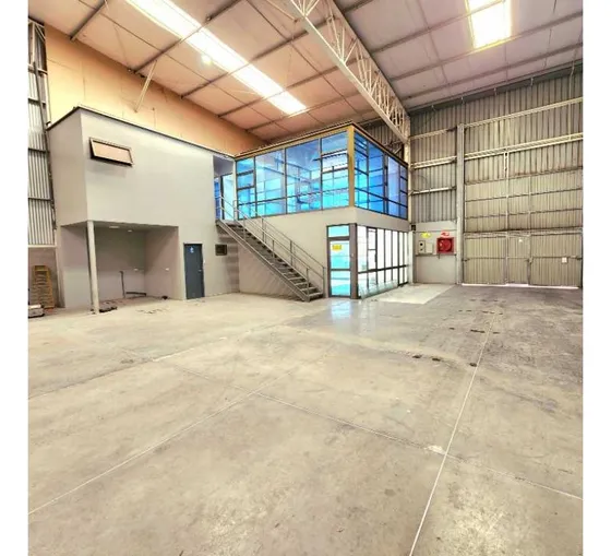Arrienda Bodega Con Sala De Ventas En Avda. Las Industrias.