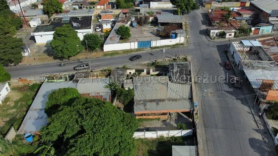 Raiza Suarez Vende Amplia Extensión De Terreno De 734 Metros En Cabudare 2 4 2 1 8 2 0, Totalmente Cercado, En Esquina Con Casa Y Local Comercial, Ubicado En Una De Las Av Principales, De  Oportunidad