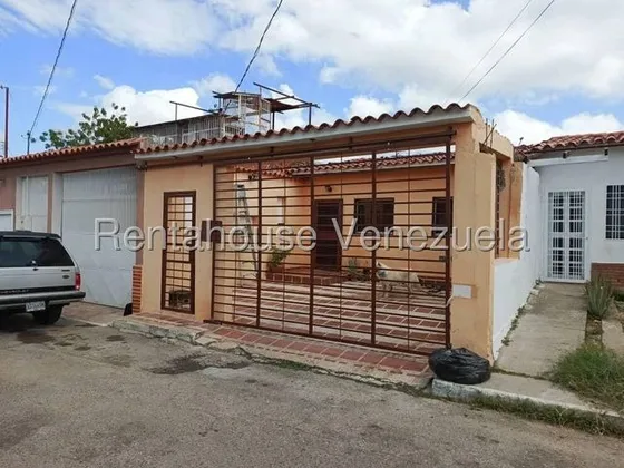 Casa En Venta Urb Los Yabos Ubicado Cabudare, Codigo 2 5 1 4 0 3 1, Mildred, Rentahouse Trae Para Ti Esta Hermosa Casa, Con Ampliaciones Muy Bien Distribuidos , Pisos De Porcelanato 