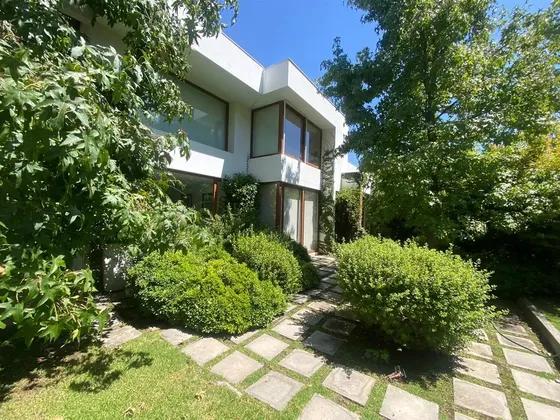 Casa En Arriendo De 5 Dorm. En Las Condes