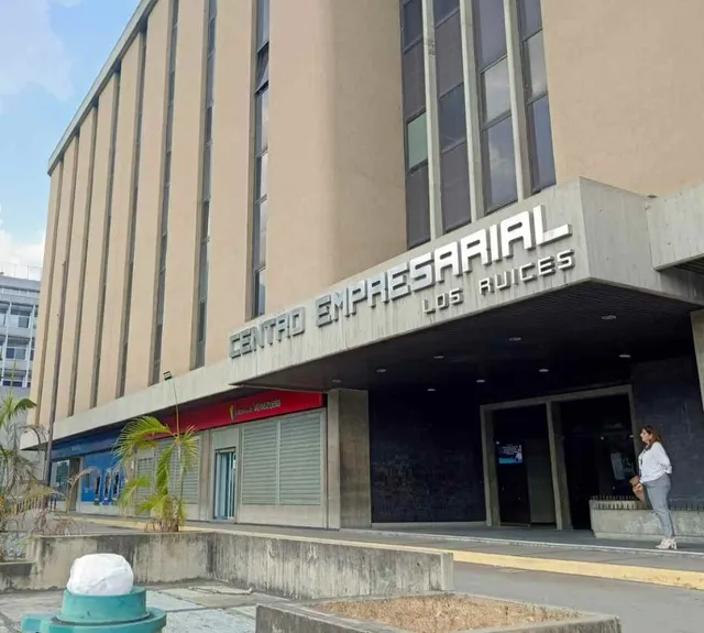 Alquiler/oficina Amoblada /centro Empresarial Los Ruices / 126 M2 /2b /2 Pe