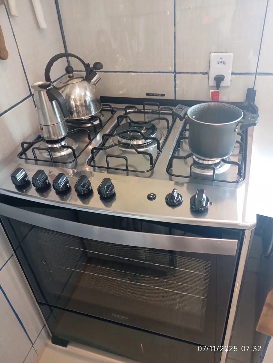 Fogão 5 Bocas Dako Magister com Mesa de Inox e Grill com Trilha Chama Preto Bivolt