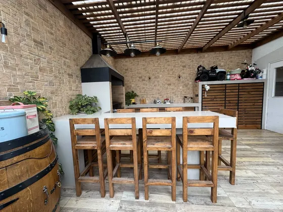 Casa Segura Y Remodelada En Excelente Estado, 4 Dor/3 Baños!