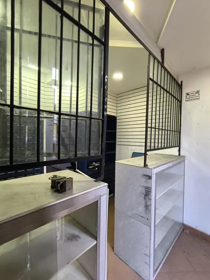 Local Comercial En Alquiler Av Michelena Dm 