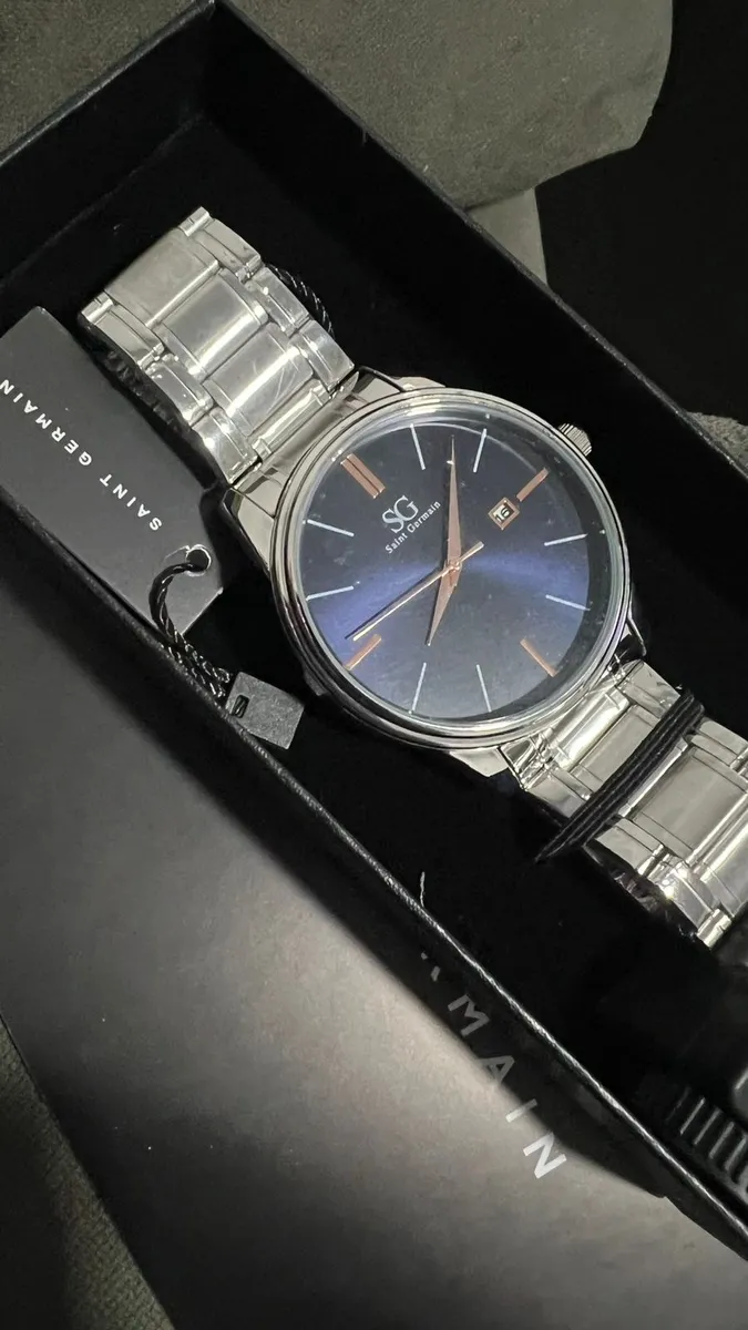 Relógio Masculino Clássico Pulseira Prata Correia Prateada Bisel Prateado Fundo Azul Marinho...