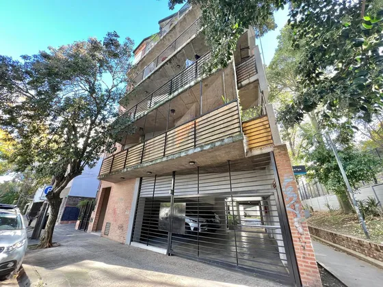 Canchero Dos Ambientes Con Dos Baños Y  Cochera, En La Lucila.