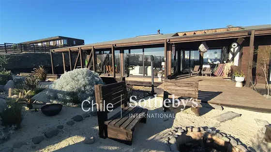 Casa En Venta De 3 Dorm. Con Vista Al Mar En Pichilemu