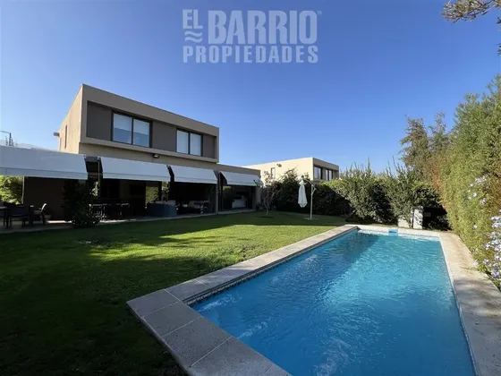 Casa En Arriendo De 4 Dorm. En Colina