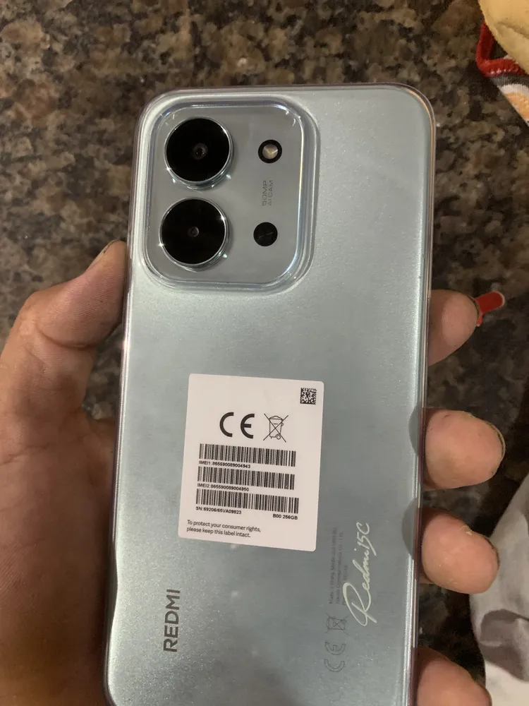 Vista traseira do Xiaomi Redmi 15C, foto por usuário