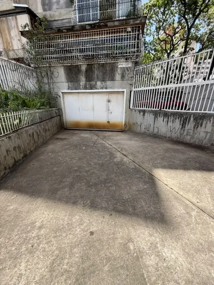 Local Comercial Con Oficina Y Depósito, A 3 Cuadras Del Metro De Plaza Venezuela, Zona Comercial