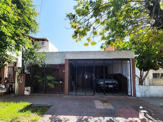 Casa 4 Amb En Venta - Lanus - Cochera Y Quincho