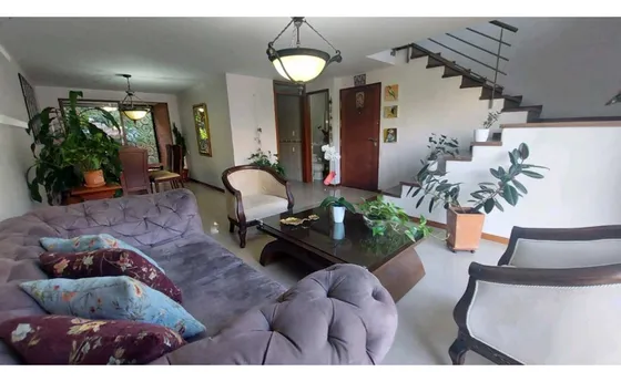 Casa En Venta En Envigado Con Jardin Interno