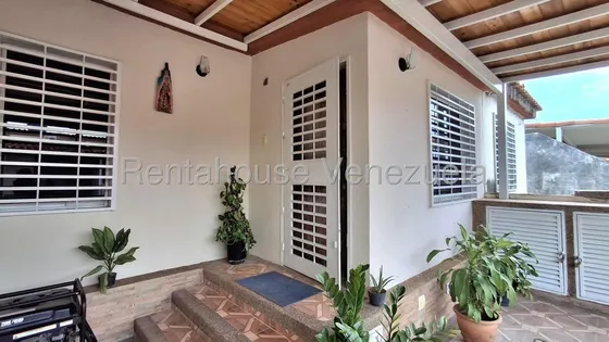 Ivonne Bracho Vende Hermosa Casa Remodelada En Urbanismo Privado En Cabudare. Mls #25-24115