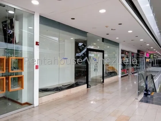 Amplio Local Comercial En Alquiler, En Millennium Mall, Urb. Los Dos Caminos.