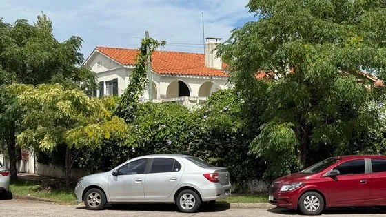 Casa En Alquiler En Carrasco  Ideal Para Empresa O Comercio