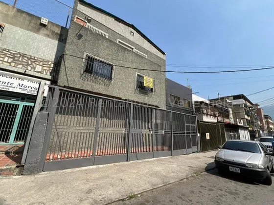 Ag. Vende Edificio Bien Conservado De 3 Pisos Ubicado En Catia.