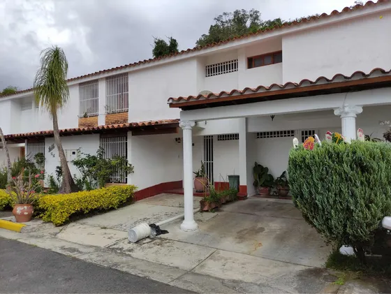 En Venta Townhouse Ubicado En La Urbanización Las Villas Llano Alto Lomas De Urquia Carrizal. Rz