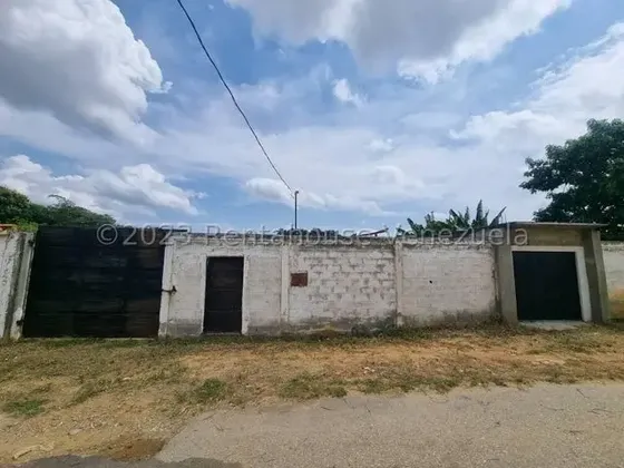 Terreno Locales En Venta En Cabudare Zona Piedad Codigo 2 5 7 3 7 0 Mildred Venta De Terreno Con, Con Dos Locales, Con Mucho Potencial Para Actividades Industriales Y Comerciales .agua 2 Veces Por Sem