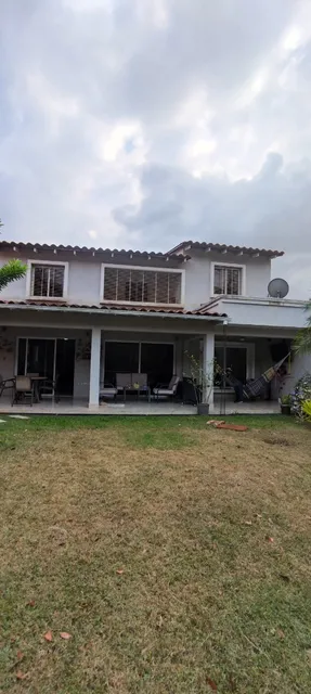 En Venta O Alquiler Lujoso Town House Ubicado En Urbanizacion Lomas Del Country Guataparo Valencia. St