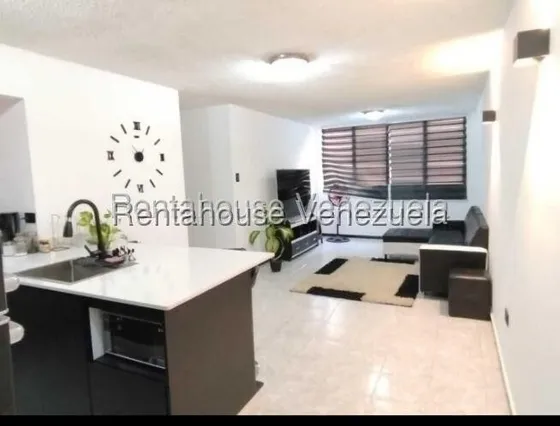 Hermoso Apartamento Amplio Y Modernizado Con Excelente Ubicacion Frente A La Ujap Cuenta Con 3 Habitaciones Todas Con Closet 2 Baños 1 Puesto De Estacionamiento Listo Para Habitar