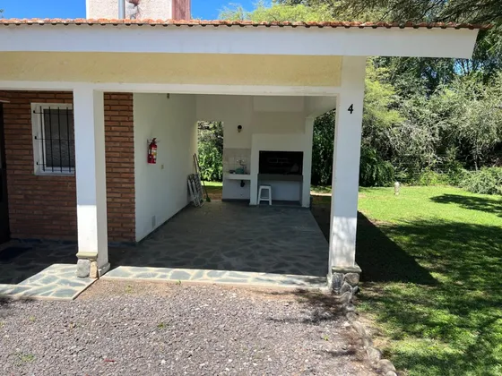 Venta De Casa De 1 Dormitorio En Villa General Belgrano - Excelente Ubicación