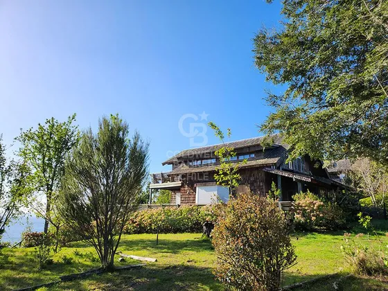 Frente Lago Puerto Varas | Casa Más Dos Cabañas.