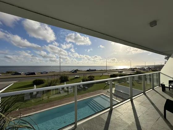 Departamento En Punta Del Este  Primera Linea. Excelentes Vistas. Parada 36 Mansa