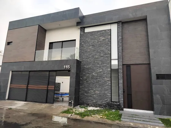 Casa En Venta En La Encomienda, Escobedo, Nuevo León Con Alberca Y Terrazas, 4 Recámaras, 3 Niveles, Alberca, Frente A Parque.