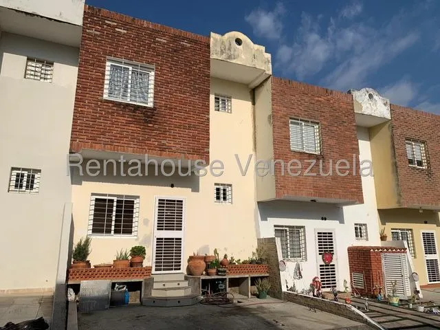 Erika Armeya Vende, Casa En La Rbanizacion La Piedad De Cabudare. Flex: 25-15921