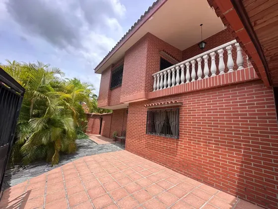 Casa En Venta En Las Acacias De 5 Habitaciones En Urbanización Privada