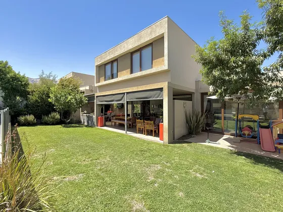 Vende Amplia Casa Luminosa En Condominio En Chicureo