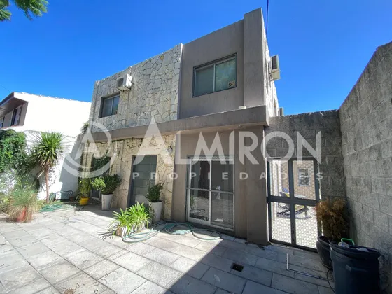 Muy Buena Casa De 5 Ambientes Desarrollada Sobre Dos Lotes De 600m2