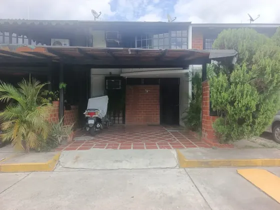 Se Vende Una Casa Ubicada En La Urbanización Nueva Casarapa, La Casona. Área De Terreno De 90 Mts2, Área De Construcción 180 Mts2 Consta De 2 Habitaciones Más 1 Convertible, 2 1/2 Baños Y 2 Puestos Es