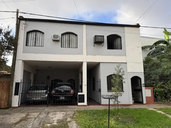 Venta Casa De 2 Plantas A 5 Cuadras De La Costanera Santafesina En Ricardo Aldao Al 900