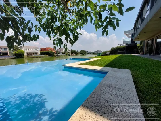 Casa En Venta - Barrio Nuevo Quilmes - Excelente Ubicación Con Salida A La Laguna Principal.