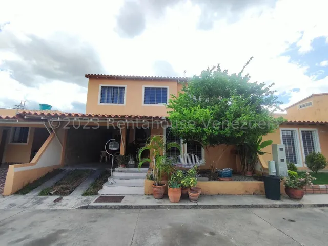 José Trivero Vende Hermosa Casa Tipo Duplex Ubicada En El Trigal Cabudare, Cuenta Con Gas Por Tubería