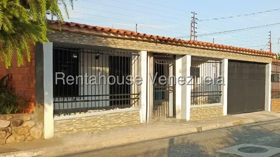 Venta Casa Remodelada Con Porcelanato Y Tanque De 6.000 Litros En Cabudare Urb Almarriera,lara Rc