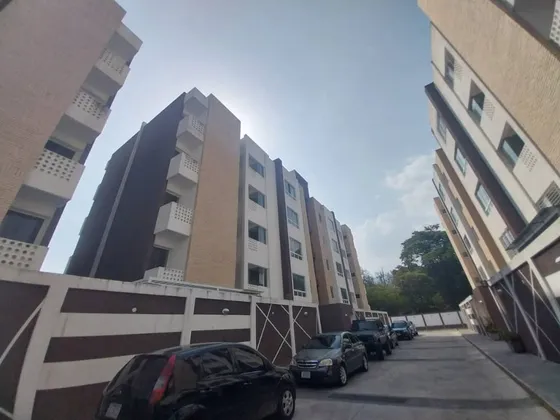 Ofrece Amplio Y Confortable Apartamento En Obra Gris, Listo Para Plasmar Tu Visión Y Proyecto A Su Gusto, Ubicado En El Conj. Residencial Trevi En Barrio Sucre  Las Delicias. 013jsc