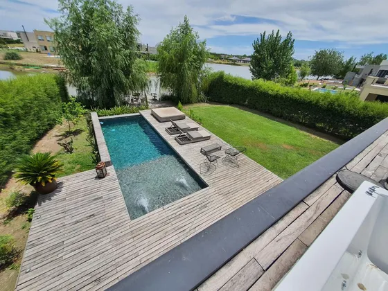 Venta Moderna Casa A La Laguna Con  Increíble Master Suite - El Canton