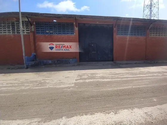 Remax Alquila Amplio Galpón Comercial. En Tucacas, A Orilla Carretera Morón-coro.