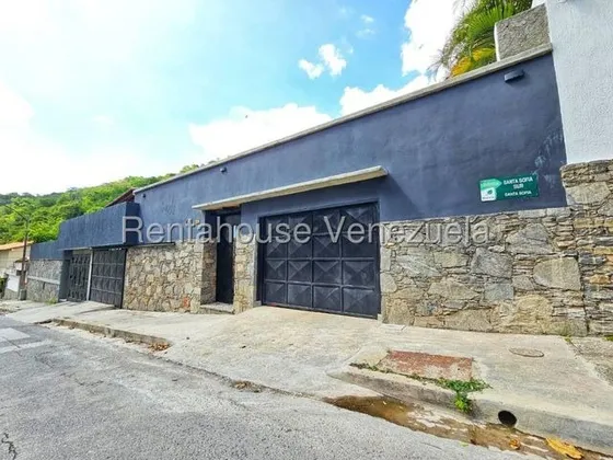 Tg Casa En Venta En Santa Sofía Con Extenso Terreno, Para Adaptarla A Tu Gusto, Calle Cerrada. 25-23510 Ys