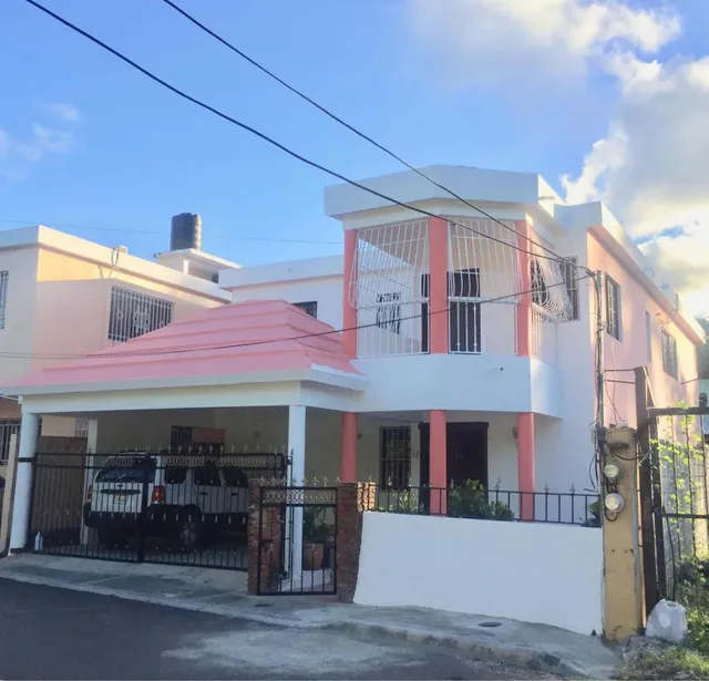 Casa 2 Niveles Con Buena Ubicación