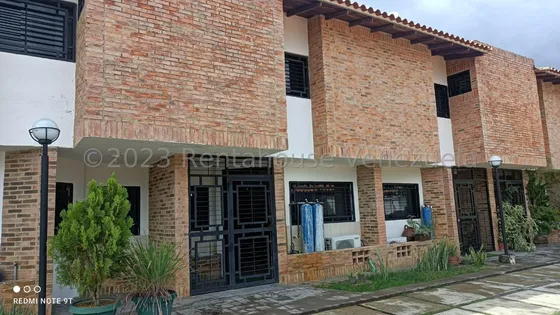 Maria Elena Latouche Vende Hermoso Townhouse . Conjunto Cerrado, Cuenta Con Pozo, Planta Eléctrica A Gas. Mels 23-33278. Visitela Excelente Inversión