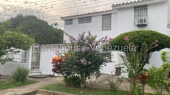 Ab Casa Quinta Duplex Con Anexo Independiente La Planta Principal Incluye Una Cocina De Mamposteri­a, Lavandero, Sala, Recibo, Comedor Y Family Room. 