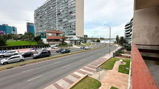 Apartamento En Venta De 4 Dormitorios En Pocitos (ref: Ast-5045)