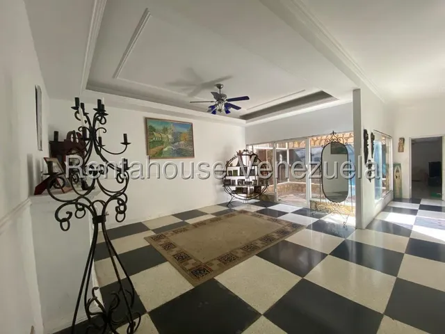 Dennymar, B5a4466 Vende Amplia Casa Al Este De La Ciudad Ofreciéndote Una Distribución De 7 Hab, 4 Ba;os, Sala, Salones, Cocina, Comedor Areas Externas Ideales Para El Disfrutre Familiar, Contactame. 