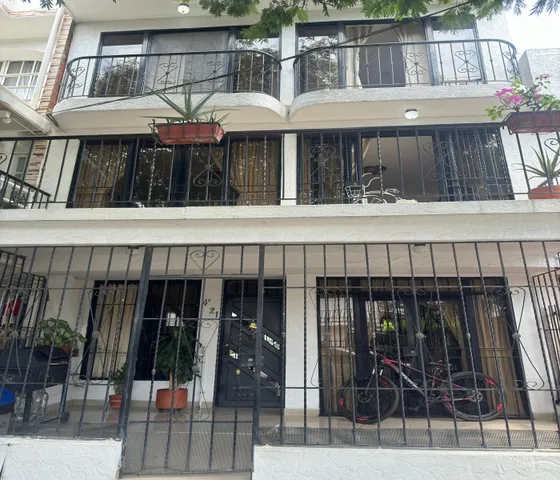 Vendo Hermosa Casa  Barrio  Santa Barbara Detras Del Metro De La 70