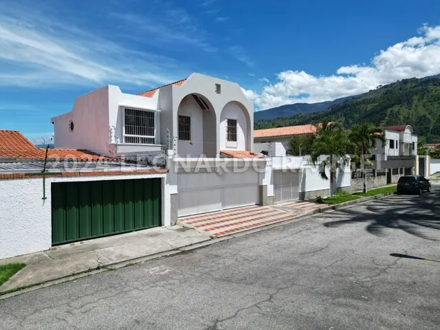 Se Vende Lujosa Y Cómoda Casa De 476 M² En Altochama, Mérida.